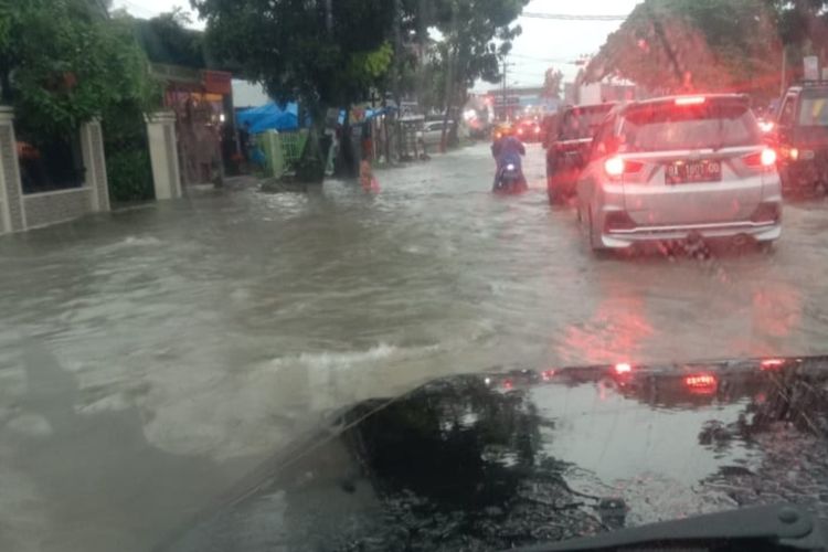Banjir melanda lima kecamatan di Padang yang menyebabkan akses transportasi terganggu dan sejumlah rumah warga terendam, Kamis (1/10/2020)(KOMPAS.COM/PERDANA PUTRA)