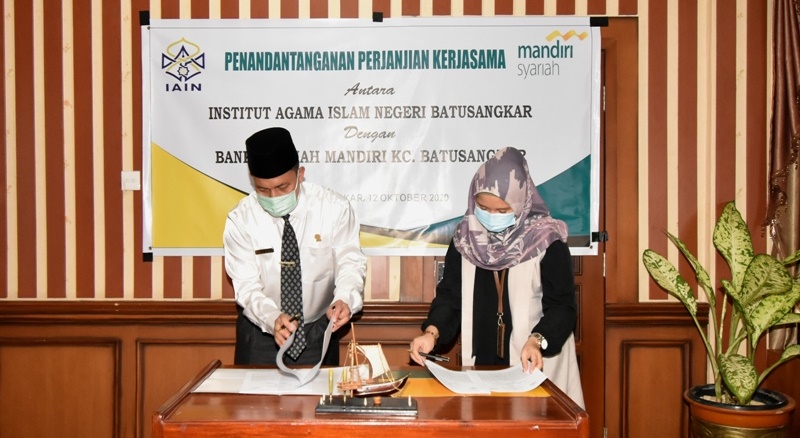 Penandatangan Kesepakatan IAIN Batusangkar dengan Bank Syariah mandiri  dalam Transaksi Layanan Pembayaran Uang Kuliah Tunggal