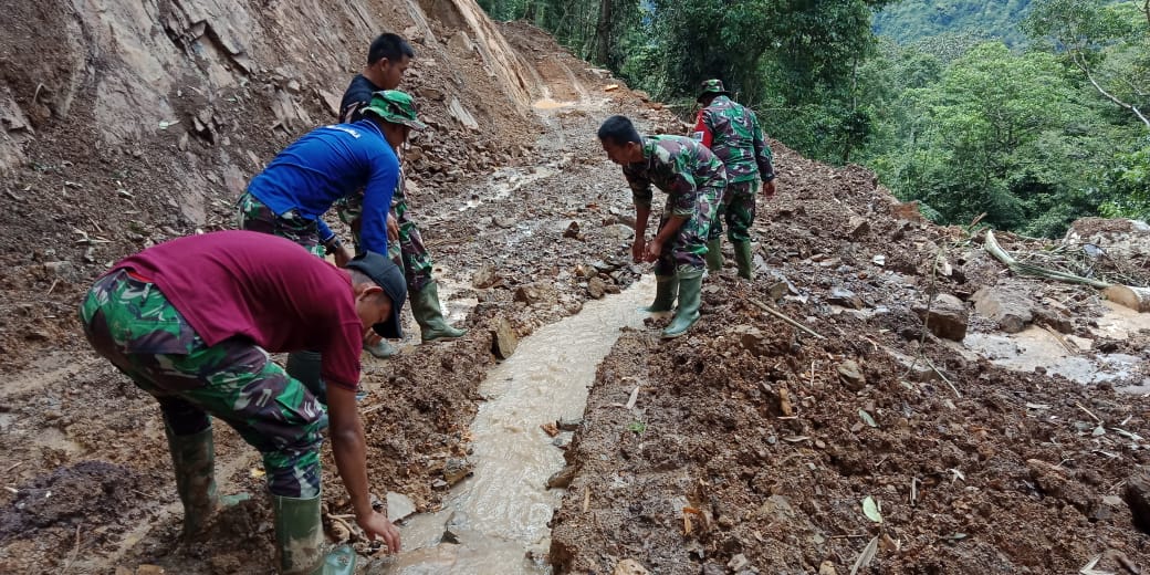 Tinjau Pembukaan Jalan Baru Wadansatgas TMMD Ke-109 Kodim 0311/Pessel Rela Jalan Kaki