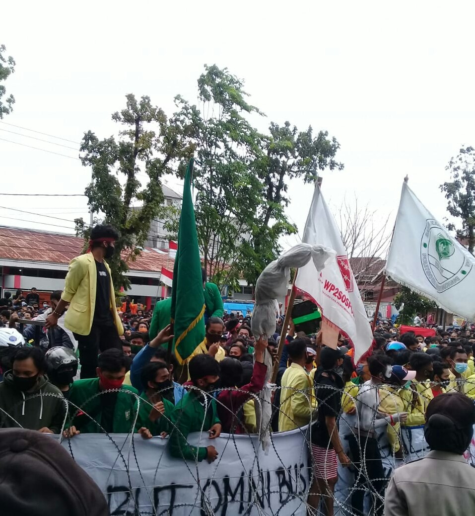 Ribuan Massa yang Tergabung Dari Mahasiswa Mengepung Kantor DPRD Sumbar