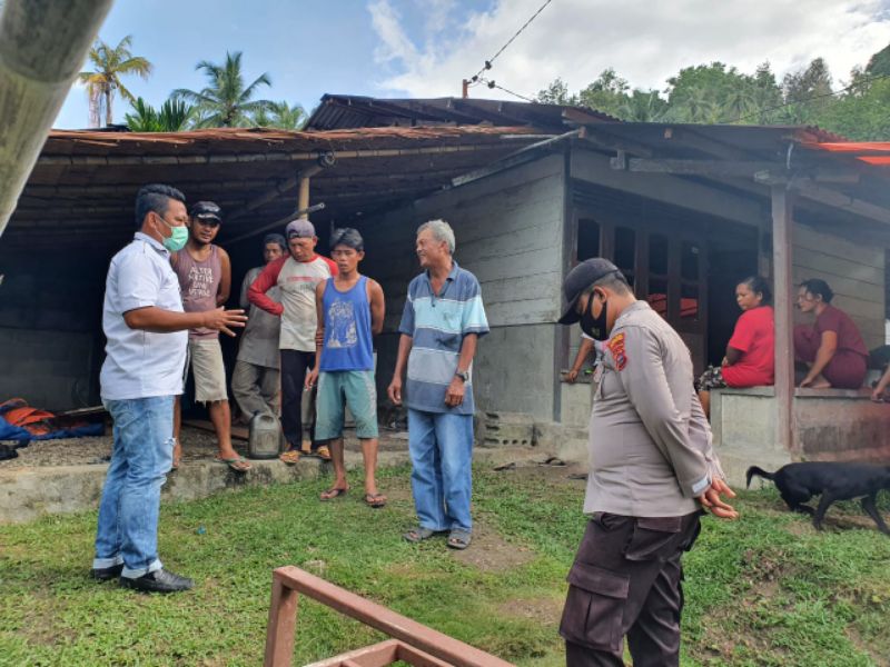 Jajaran Polsek Sipora saat melakukan peninjauan ke tempat acara pernikahan di Desa Sioban Sipora Selatan Mentawai