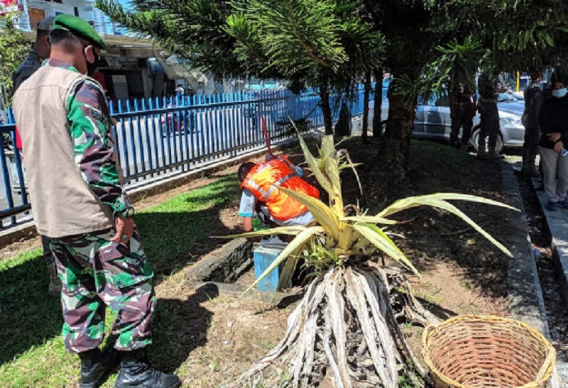 Pelanggar yang terjaring razia Masker, melaksanakan sanksi (16/10/2020)