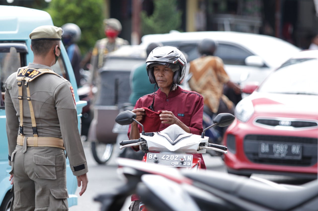 Pol PP kota Padang saat mengelar Operasi Yustisi di Pasar Nanggalo, Siteba.