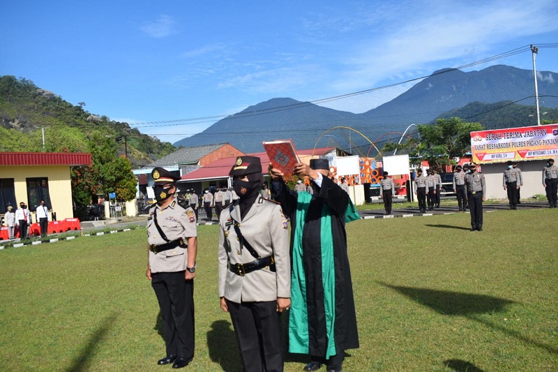 Akp. Witrizawati menjabat Kasat Narkoba, moment saat Sertijab di Mapolres Padang Panjang