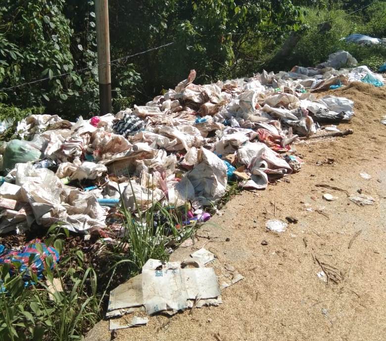 Tumpukan sampah yang menumpuk dikilometer 7 Kabupaten Sijunjung