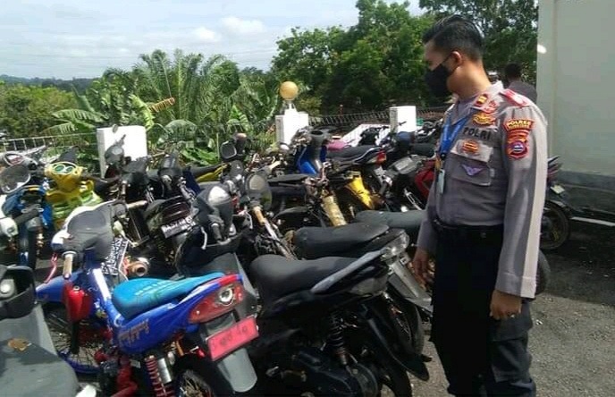 Kasat Lantas Polres Sijunjung saat menunjukan motor yang menumpuk di Mapolres