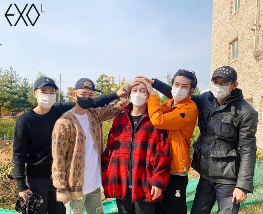 foto : EXO Official Fancafe Update with #SUHO #CHANYEOL #CHEN #SEHUN &amp;amp; #BAEKHYUN

Caption:
&quot;A gift we prepare for EXOL along with Kai Thumbs up who could not attend
foto : https://www.instagram.com/weareone.exo/foto : @EXOPublicity

