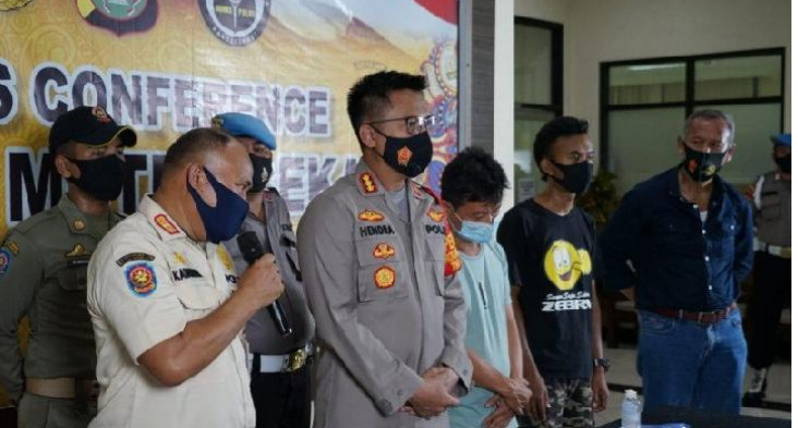 Kapolres Metro Bekasi Komisaris Besar Hendra Gunawan merilis pelaku pembuang sampah di Kalimalang Kabupaten Bekasi, 22 Oktober lalu. (foto : antara)