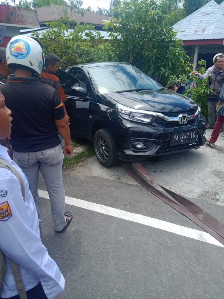 Teks foto: mobil brio yang dihantam KA. Sibinuang di Simpang Kampuang Kaliang