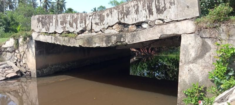 Kondisi Nyaris Roboh, Jembatan Penghubung Nagari di Pessel Butuh Perbaikan