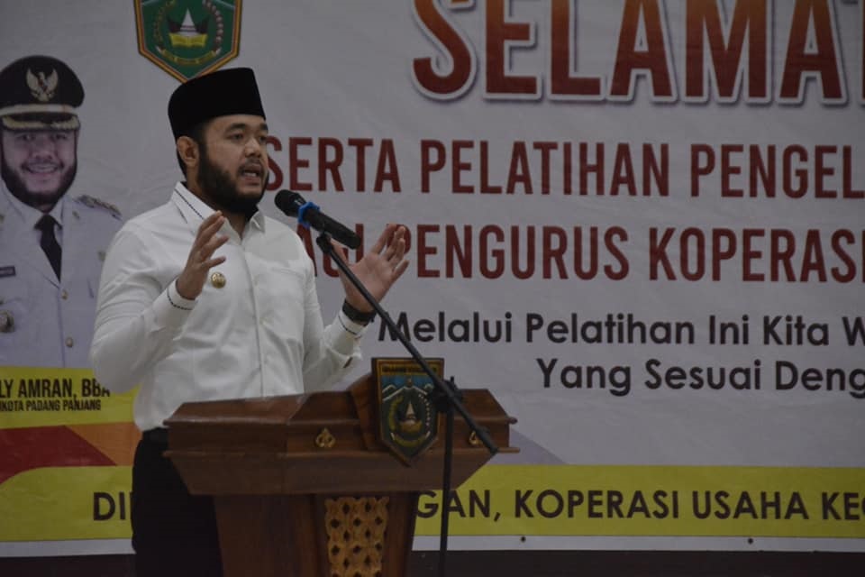 Walikota Padang Panjang saat membuka gelaran Pelatihan Pengelolaan Pembiayaan Syariah Bagi Pengurus Koperasi