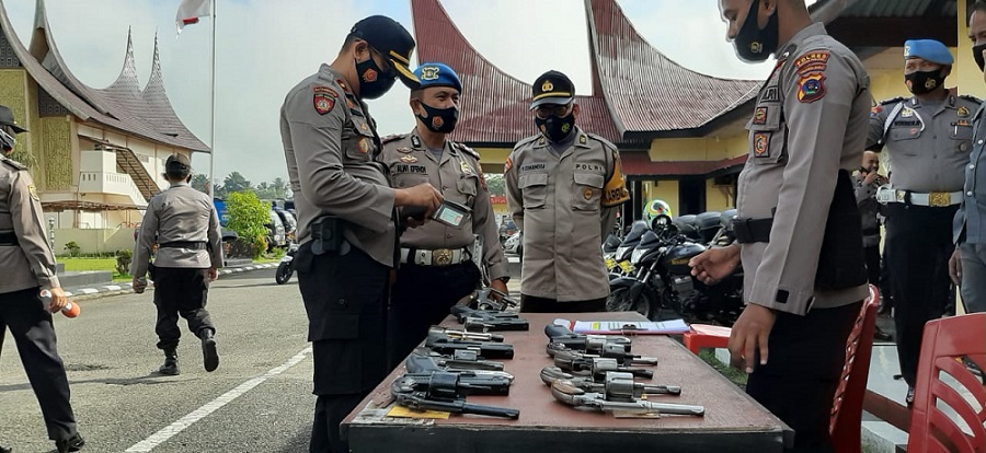 Pemeriksaan senpi oleh Wakapolres Padang Panjang Kompol Hamidi