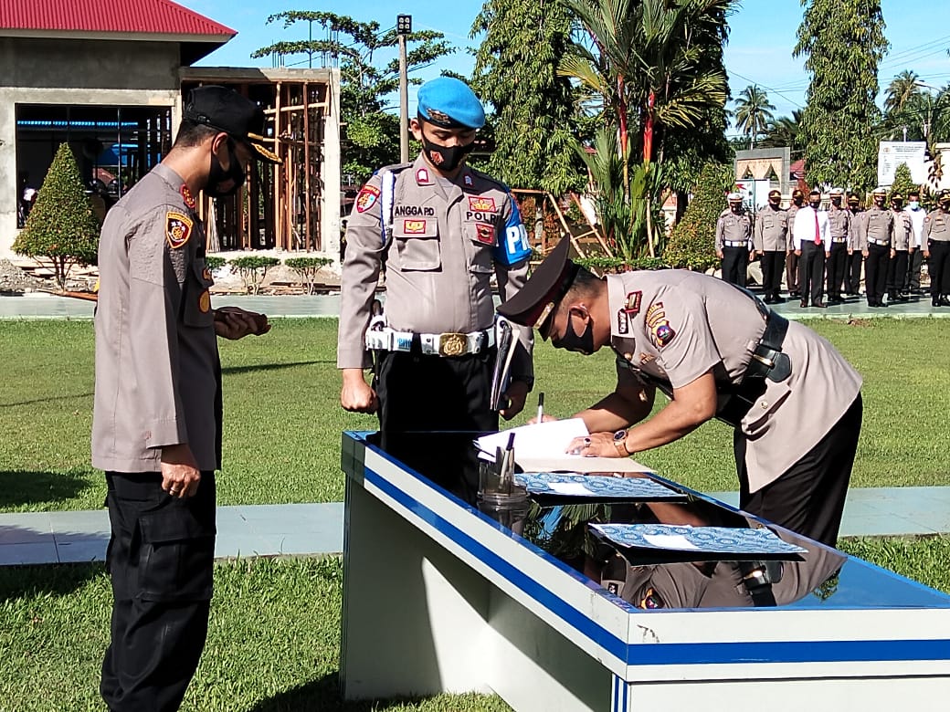 Kapolres Pasaman Barat AKBP.Sugeng Hariyadi, S.I.K,. M.H,  langsung memimpin gelaran sertijab hari itu