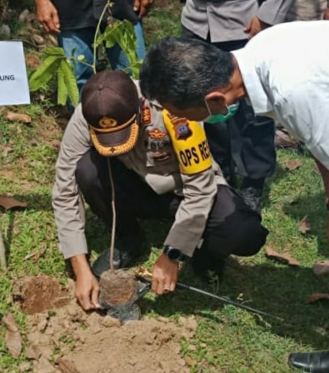 AKBP. Andry Kurniawan saat menanam bibit pohon dipinggiran batang Kuantan nagari Silokek