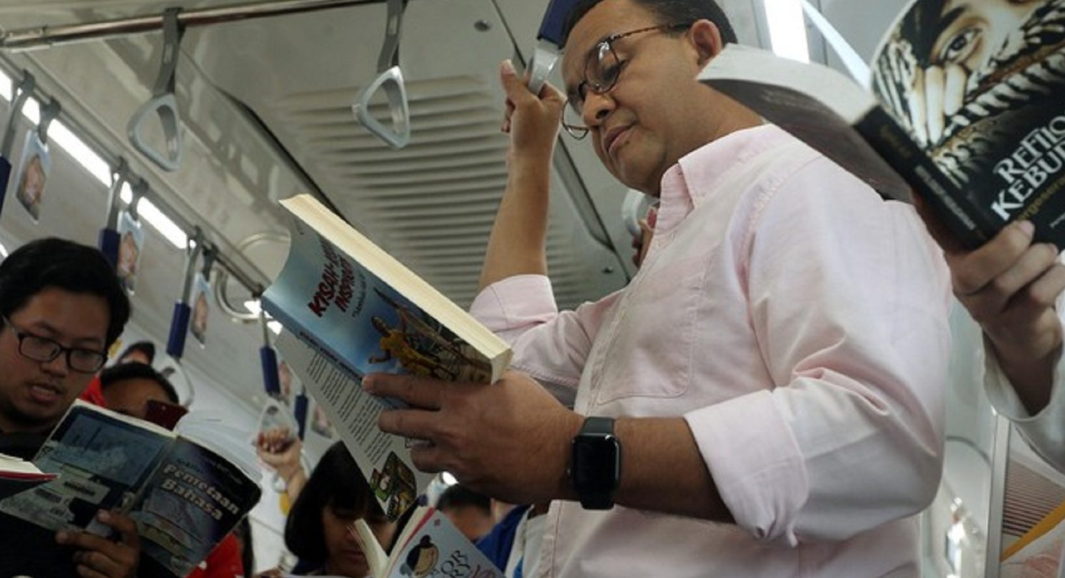 Anies Baswedan membaca Buku sambil Berdiri di Gerbong MRT (foto: detikNews)
