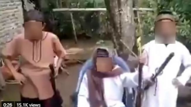 Tiga anak kecil gengam samurai ancam Jokowi dan Megawati. (foto: Twitter)