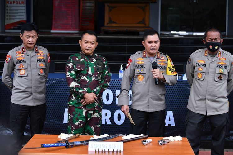 Kapolda Metro Jaya Irjen Pol Fadil Imran (kedua kanan) bersama Pangdam Jaya Mayjen TNI Dudung Abdurachman (kedua kiri), Karopaminal Divpropam Polri Brigjen Pol Hendra Kurniawan (kiri) dan Kabid Humas Polda Metro Jaya Kombes Pol Yusri Yunus menyampaikan ke