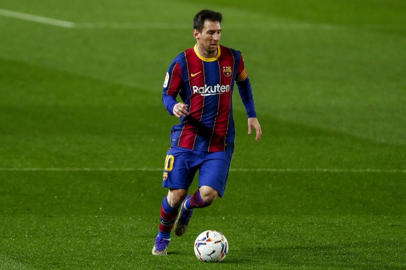 Lionel Messi saat menggiring bola. (foto: AP/Joan Monfort)