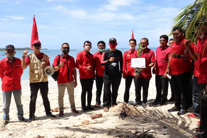Rayakan Ulang Tahun Ketua Umum PDIP Megawati Ke-74, DPC Kepulauan Mentawai Lakukan Penanaman Pohon