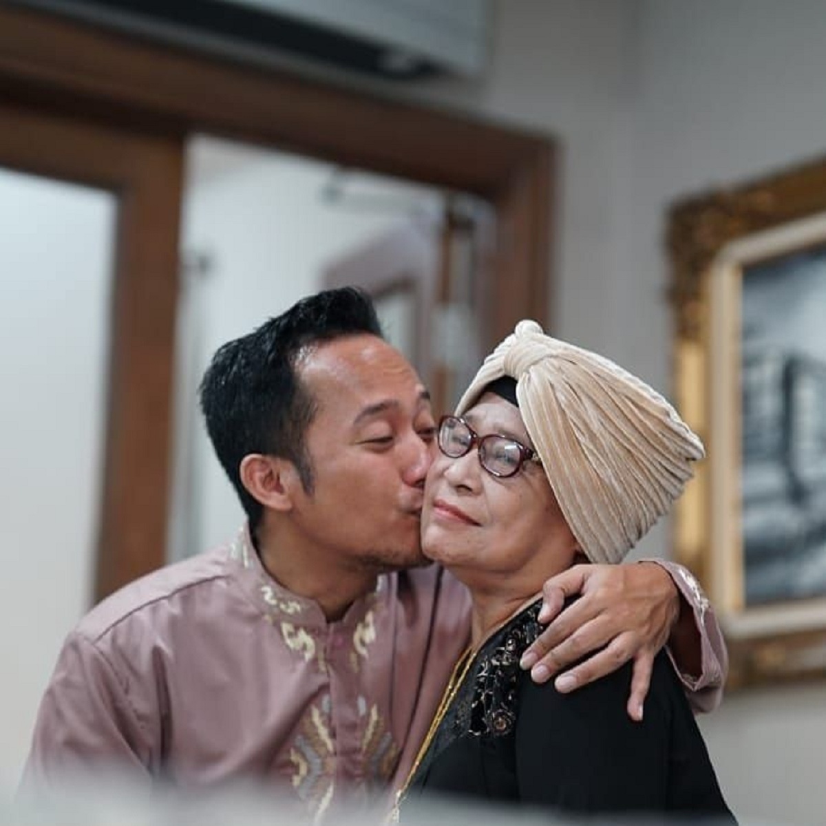 Denny Cagur dan ibunya (foto : instagram.com/mamah.eny)