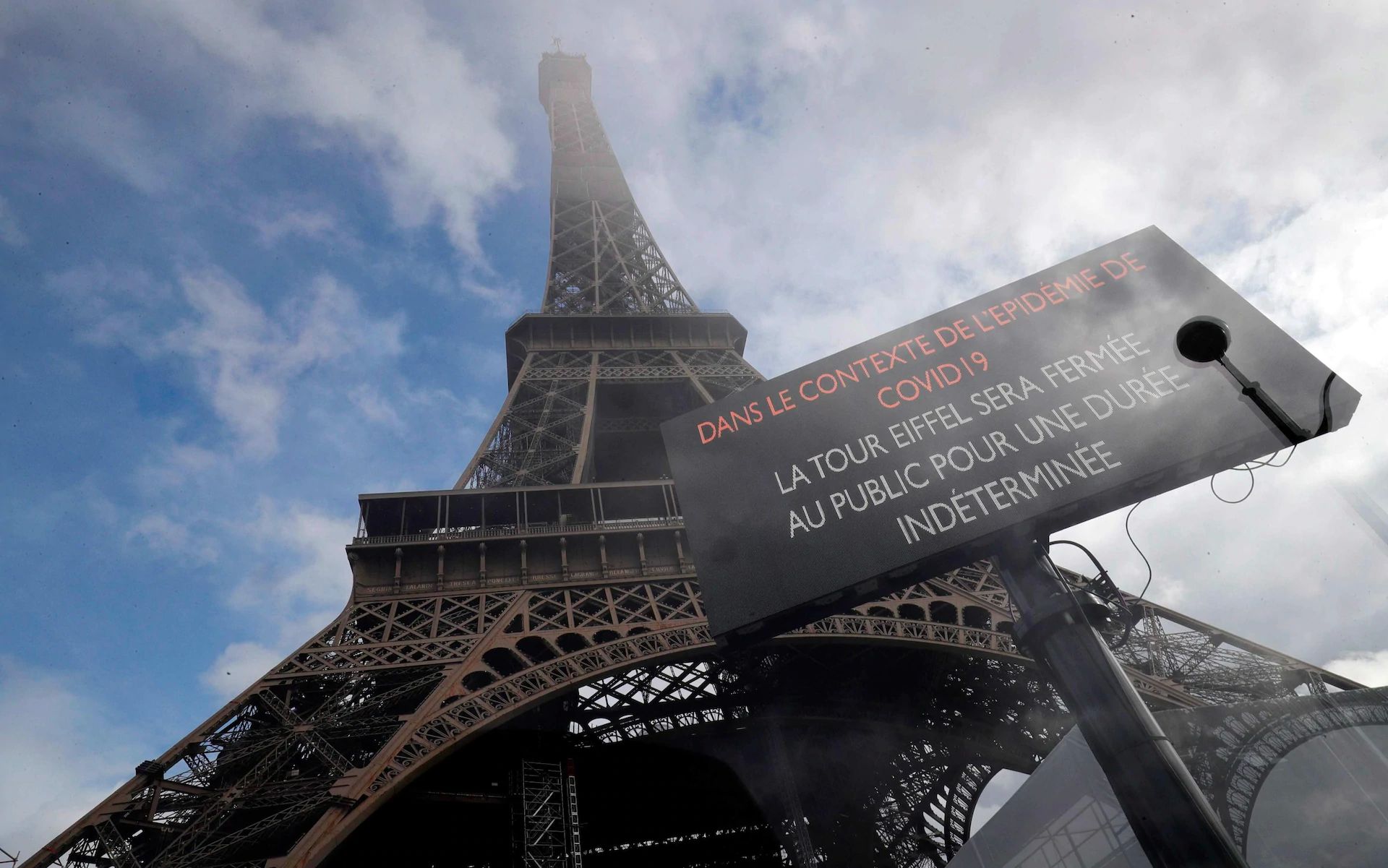foto : MENARA Eiffel di Prancis ditutup sementara guna mencegah penyebaran virus corona atau COVID-19 (AFP/PikiranRakyat)