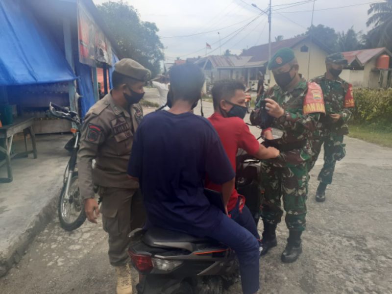 Covid-19 Masih Menyerang, Tingkatkan Prokes Danramil 03 Sipora Berbagi Masker