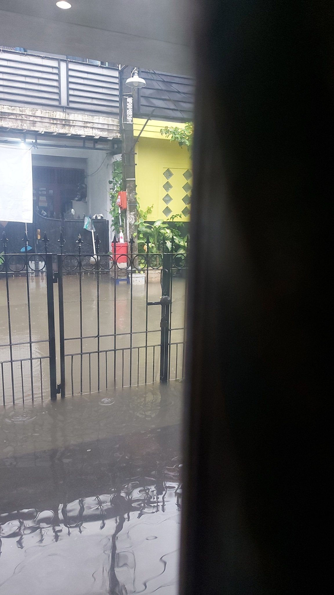 foto : twitter @withlovezcy (salah satu wilayah terdampak banjir di Bekasi)