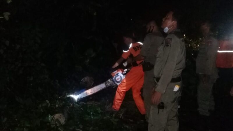 Jalan Lubukbasung-Bukittinggi Wilayah Lubuk Sao Sempat Tersekat, Akibat Pohon Tumbang, tampak satgas BPBD sedang membersihkan jalan di Lubuk Sao Kecamatan Tanjung Raya, Rabu (10/2/2021) malam