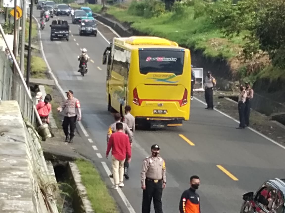 Operasi Yustisi yang digelar Polsek X Koto di jalan raya Padangpanjang - Bukittinggi