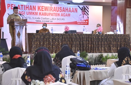 Wabup Agam Irwan FIkri, SH saat membuka pelatihan kewirausahaan bagi UMKM di Hotel Sakura Syariah Lubuk Basung, Senin, (22/3/2021)