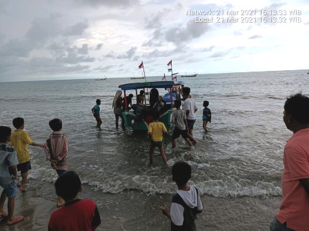 Tiga Pelajar SMPN Pakan Kamih, kecamatan Tilatang Kamang Nyaris Ditelan Laut Tiku setelah diselamatkan tim penyelamat, di Pasie Tik, Minggu (21/3/2021)