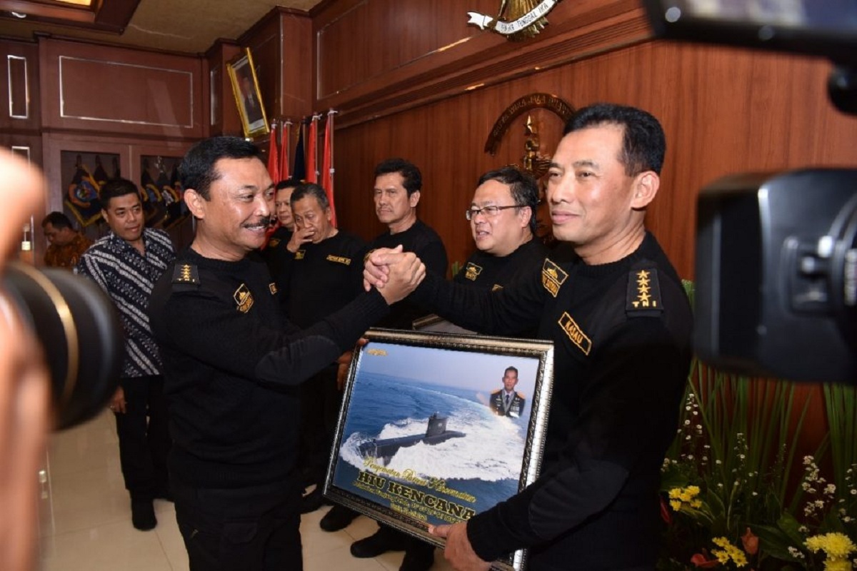 foto : Kepala Staf Angkatan Udara (Kasau) Marsekal TNI Yuyu Sutisna, S.E., M.M., menerima brevet kehormatan hiu kencana dan menjadi warga kehormatan kapal selam TNI AL (TNI AU)