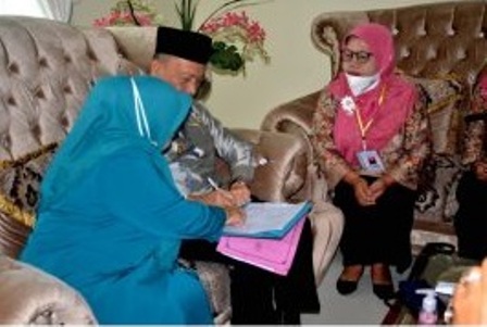 Wakil Bupati (Wabup) Agam, Irwan Fikri,SH dan Ny Titik lrwan Fikri, dikunjungi oleh petugas Pendataan Keluarga tahun 2021 (PK21), di Rumah Dinas Wakil Bupati Agam, Padang Baru, Lubuk Basung, Kamis (1/4/2021).