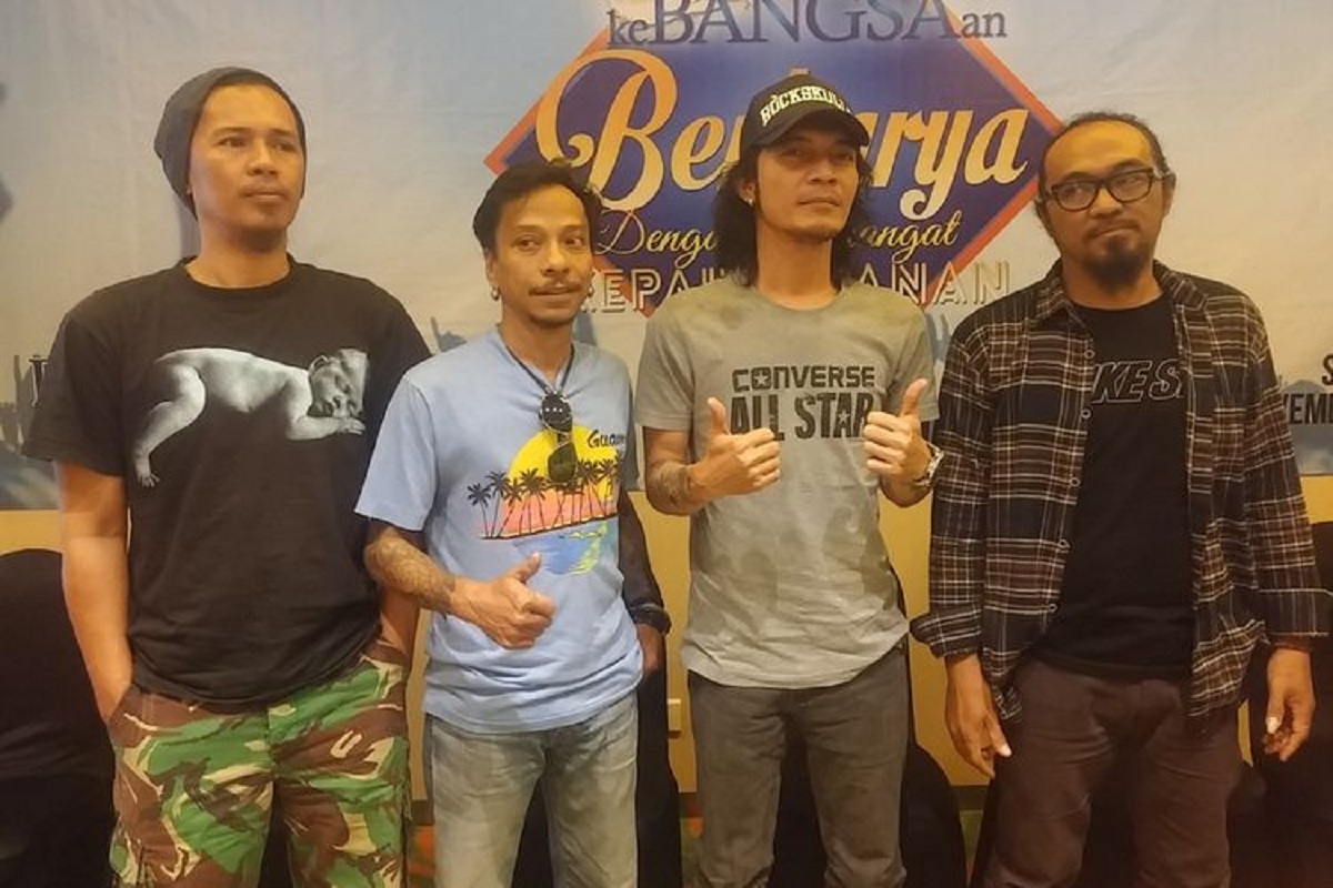 Hubert Henry Limahelu (kaus biru) bersama anggota grup band Boomerang (KOMPAS.com/Achmad Faizal)
