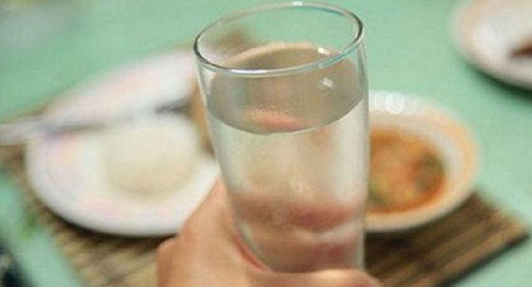 Tips atasi haus dengan air putih saat sahur dan buka puasa Ramadhan 2022 (foto : Ilustrasi Kabarmaya.co.id)