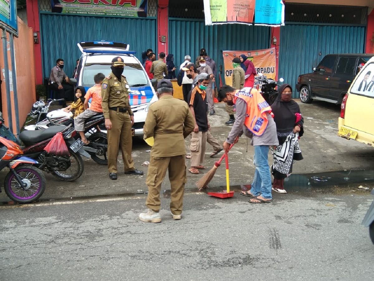 foto : Polisi Saat Razia Protokol Kesehatan di Pasar Balai, Kecamatan Lintau Buo (dok.Pede/Klikkoran)