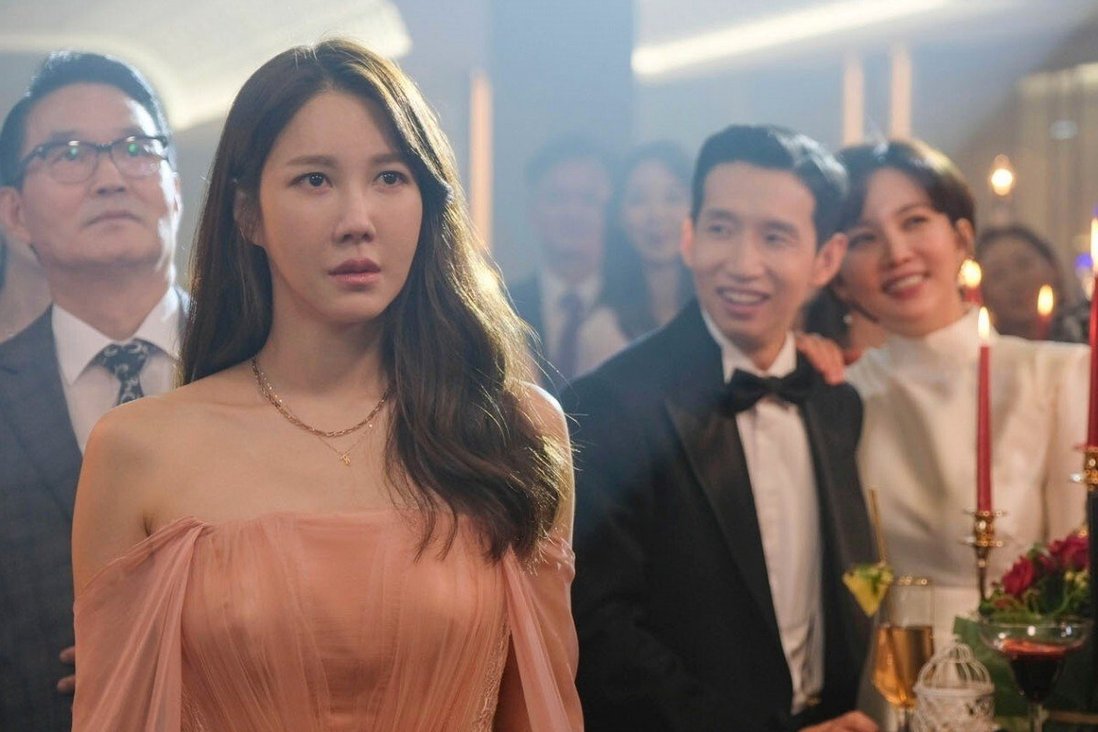 foto : https://www.scmp.com/lifestyle/k-pop/k-drama/article/3116637/k-drama-review-penthouse-deliciously-overblown-melodrama