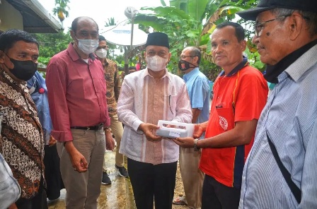 Wakil Bupati Agam Irwan Fikri menyerahkan secara simbolis ke Keltan Parik Panjang Lubuk Basung peralatan dan mesin pertanian (alsintan) yang memadai, Sabtu (5/6/2021)