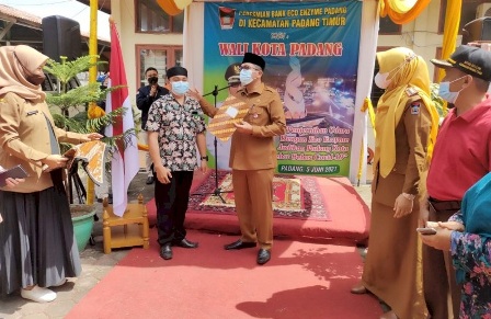Walikota Padang Hendri Septa Menerima Sertifikat Tanah dari Warga Kelurahan Andalas