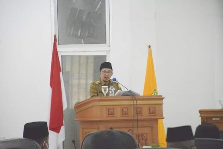 Bupati Tanah Datar Eka Putra Sampaikan Nota Tiga Ranperda di ruang sidang Gedung DPRD Tanah Datar, Senin (5/7/2021)