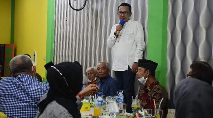 Bupati Tanah Datar Eka Putra Silaturahmi Dengan IWTD di salah satu rumah makan di Pekanbaru. Jumat  (02/07/2021)