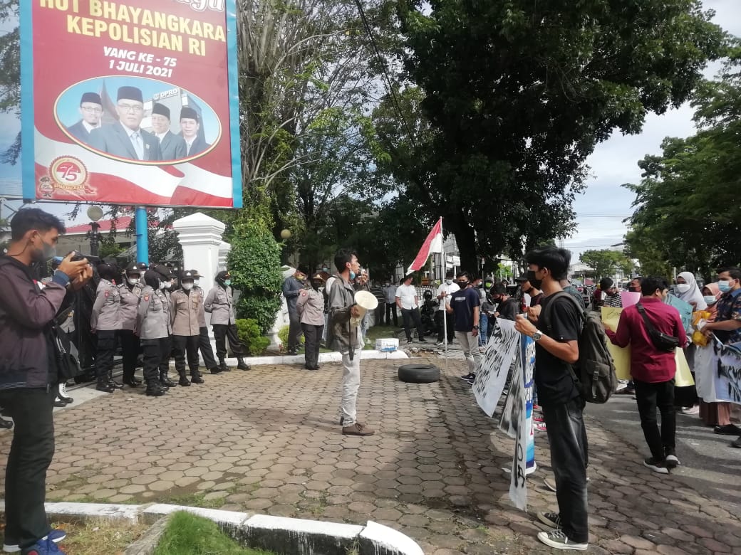 Aksi Unjuk Rasa Gabungan Mahasiswa Di Kantor DPRD Sumbar