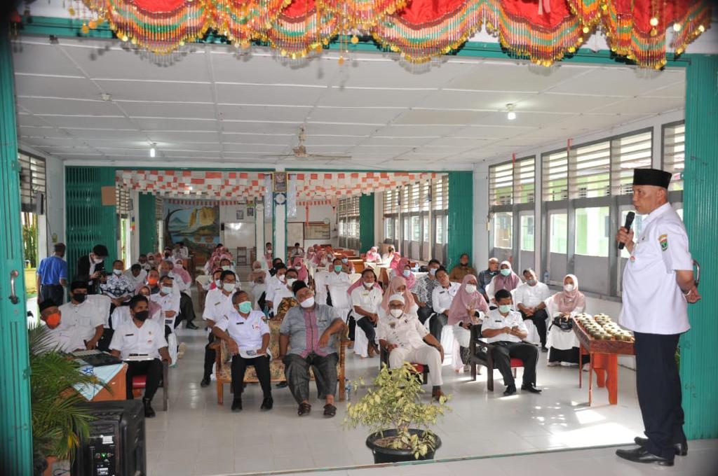 Gubernur Sumatera Barat, mahyeldi saat mengunjungi SMAN 1 2 x 11 Enam Lingkung Kabupaten Padang Pariaman (foto : dok.Humas/Pemprov Sumbar)