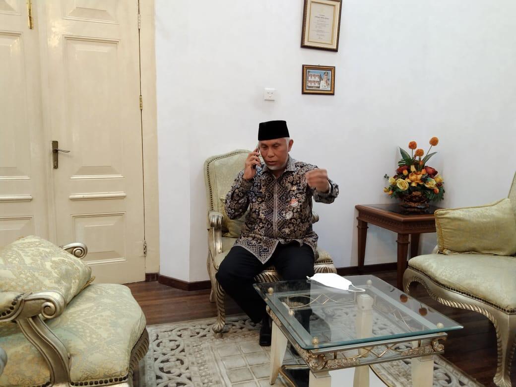 Gubernur Mahyeldi ketika melakukan panggilan telfon dengan Presiden Jokowi (foto : dok.Humas/Pemprov Sumbar)