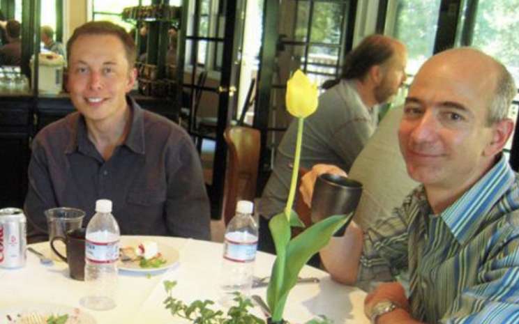 Foto Jadul Tunjukkan Keakraban Elon Musk dan Jeff Bezos