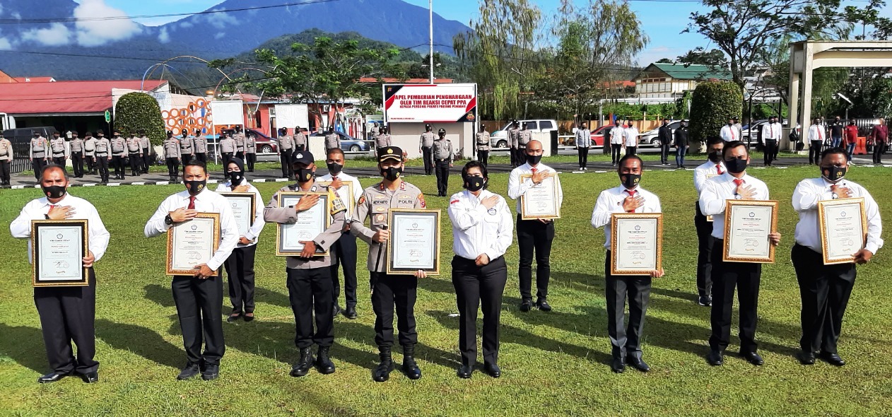 12 Personil Polres Padang menerima penghargaan dari TRC PPA pusat (13/10)