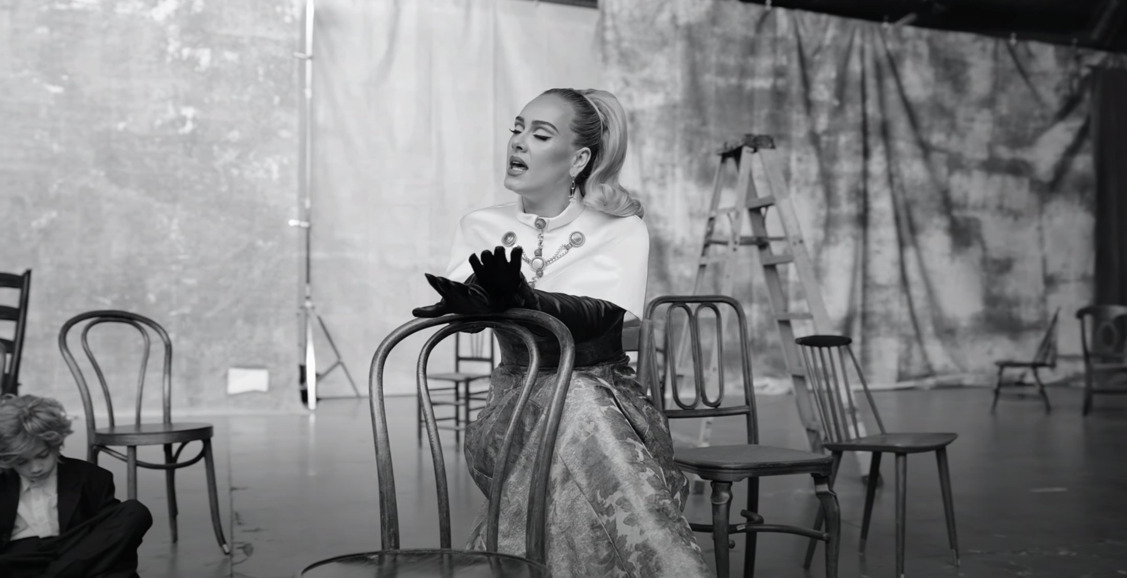 Adele dalam MV Oh My God (foto: YouTube)