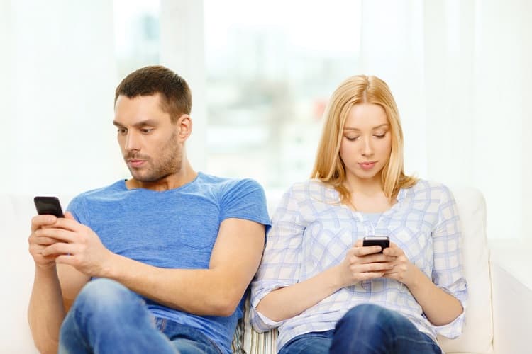 Begini Cara Mengetahui Percakapan WA Pasangan, APK Sadap WhatsApp Anti Gagal 2022 (Image credit: Syda Productions/Shutterstock)