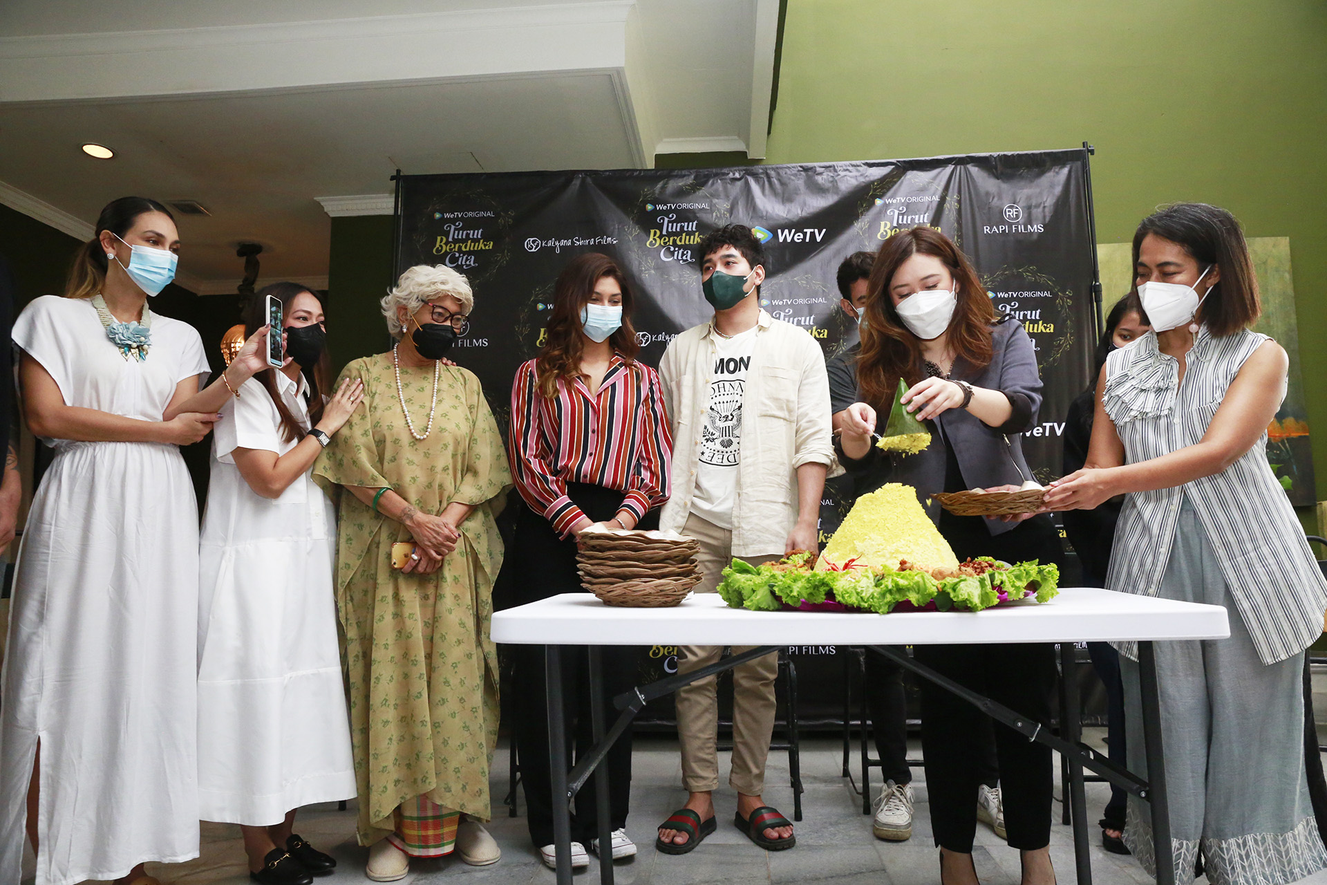 Lesley Simpson, Executive Producer dan Country Head WeTV dan iflix Indonesia (kedua dari kanan) didampingi oleh Nia Dinata, Sutradara WeTV Original Turut Berduka Cita (foto: WeTV)