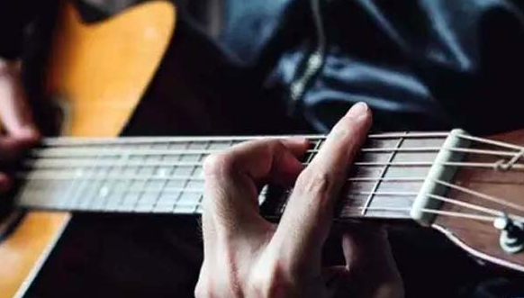 [Chord] Kunci Gitar Hanya Dia Yang Ada Diantara Jantung Hati dan Lirik Lagunya (foto: Pexels)